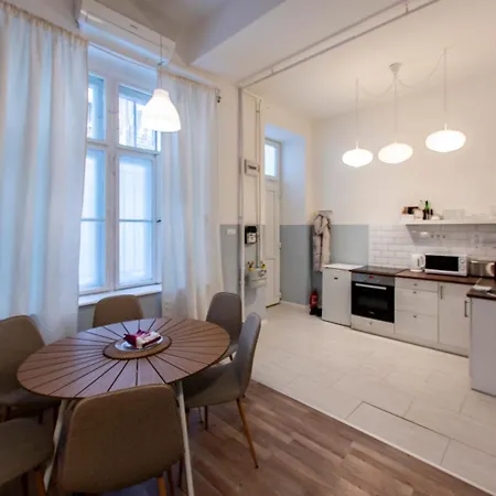Klau33 In Party District Будапешт