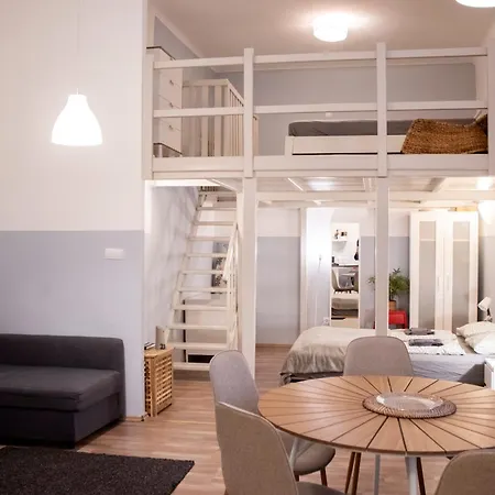 Klau33 In Party District Apartman